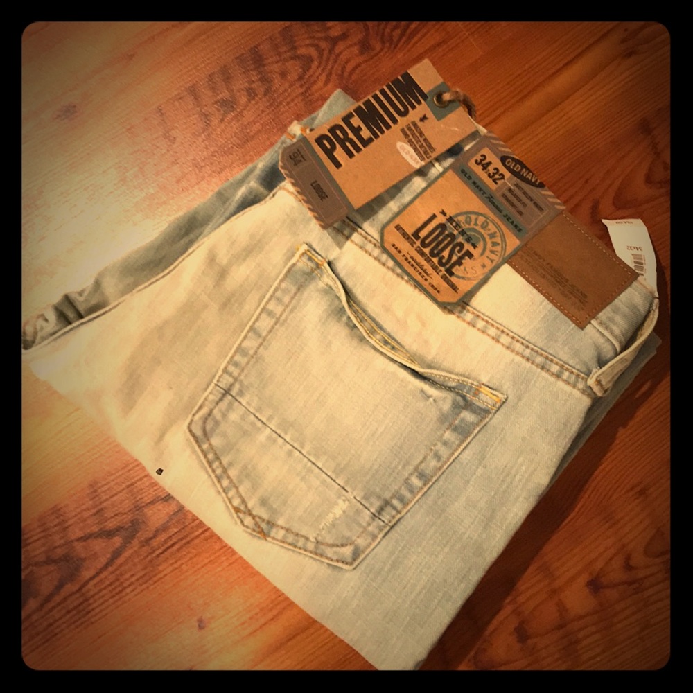 Never-been-worn! Men’s Old Navy light wash jeans.